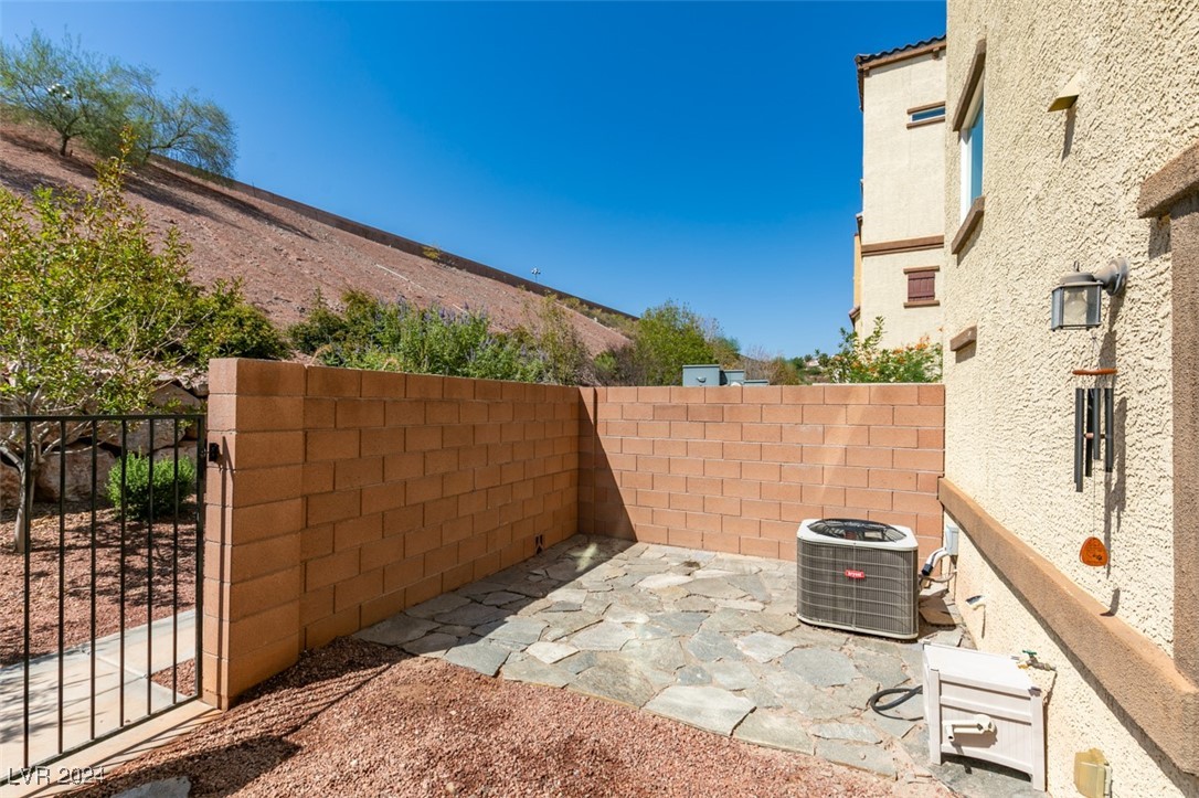 1525 Spiced Wine Avenue 18106