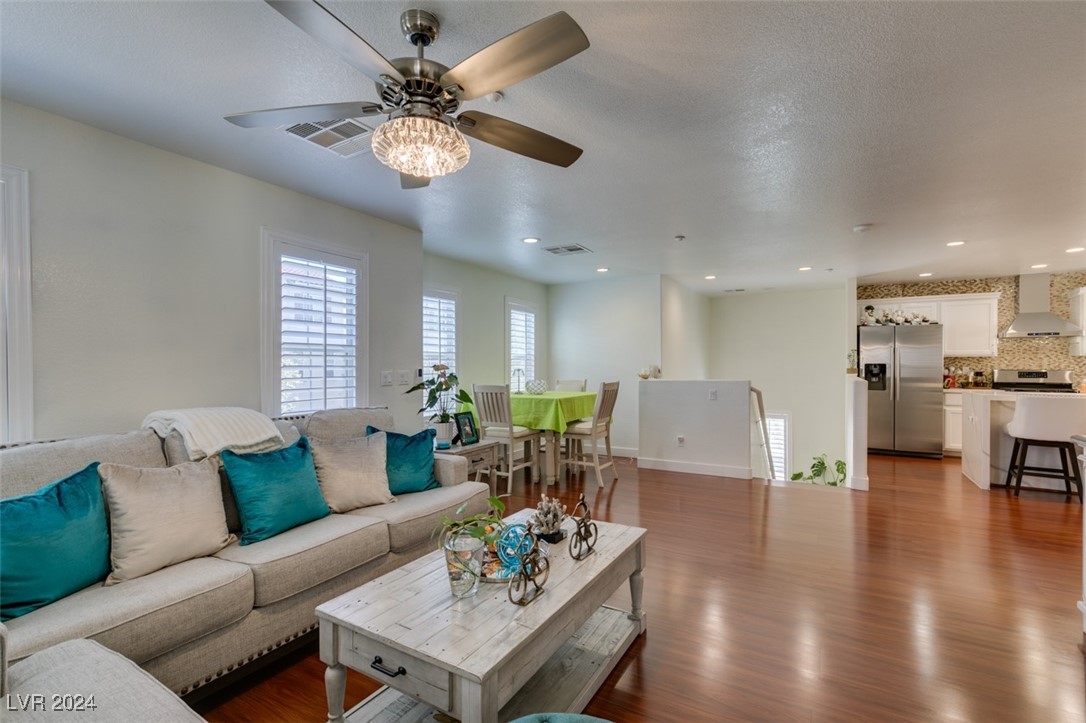 8952 Amy Olivia Avenue