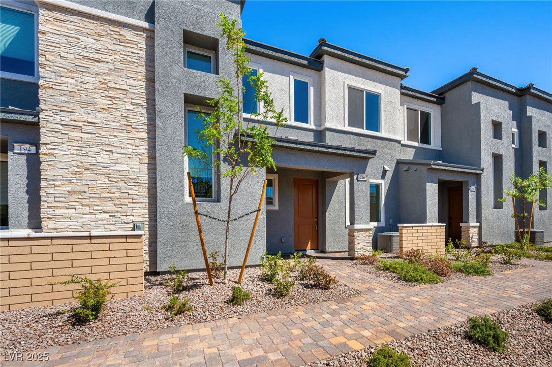 196 Freeport View Place