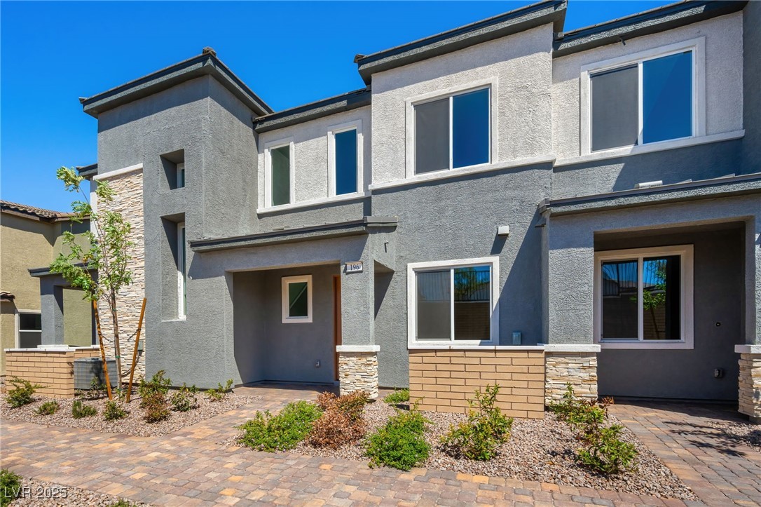 196 Freeport View Place