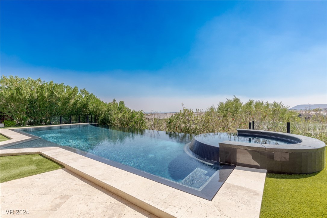 15 Meadowhawk Lane