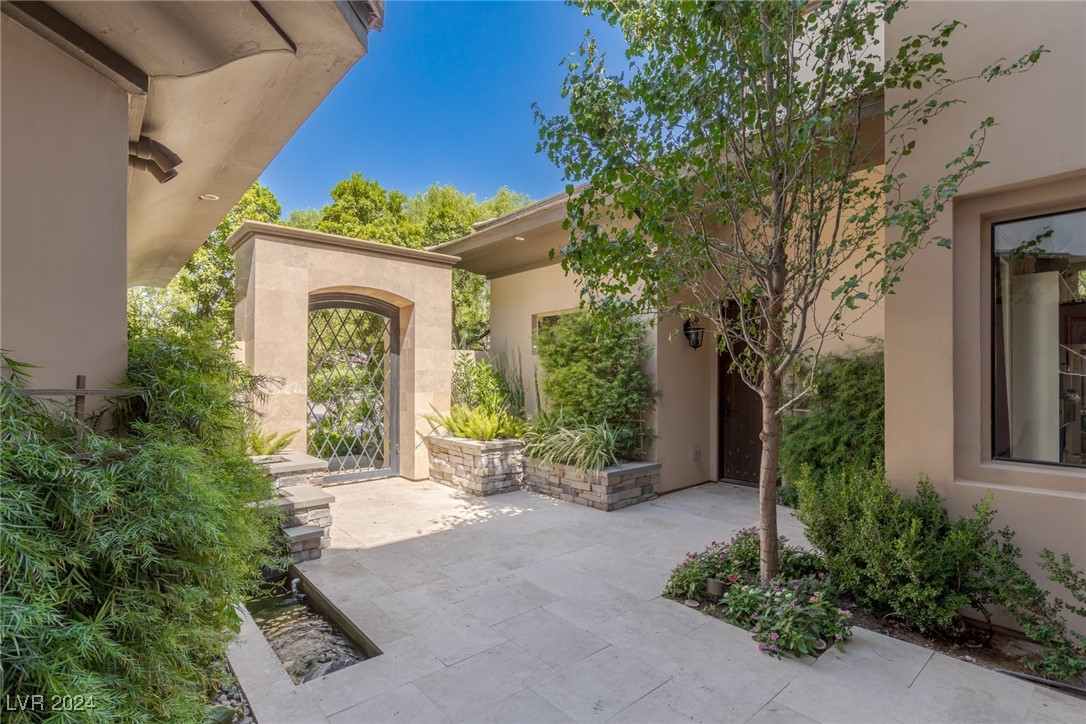 15 Meadowhawk Lane