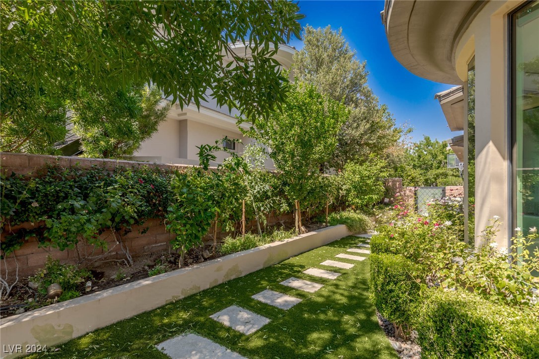 15 Meadowhawk Lane