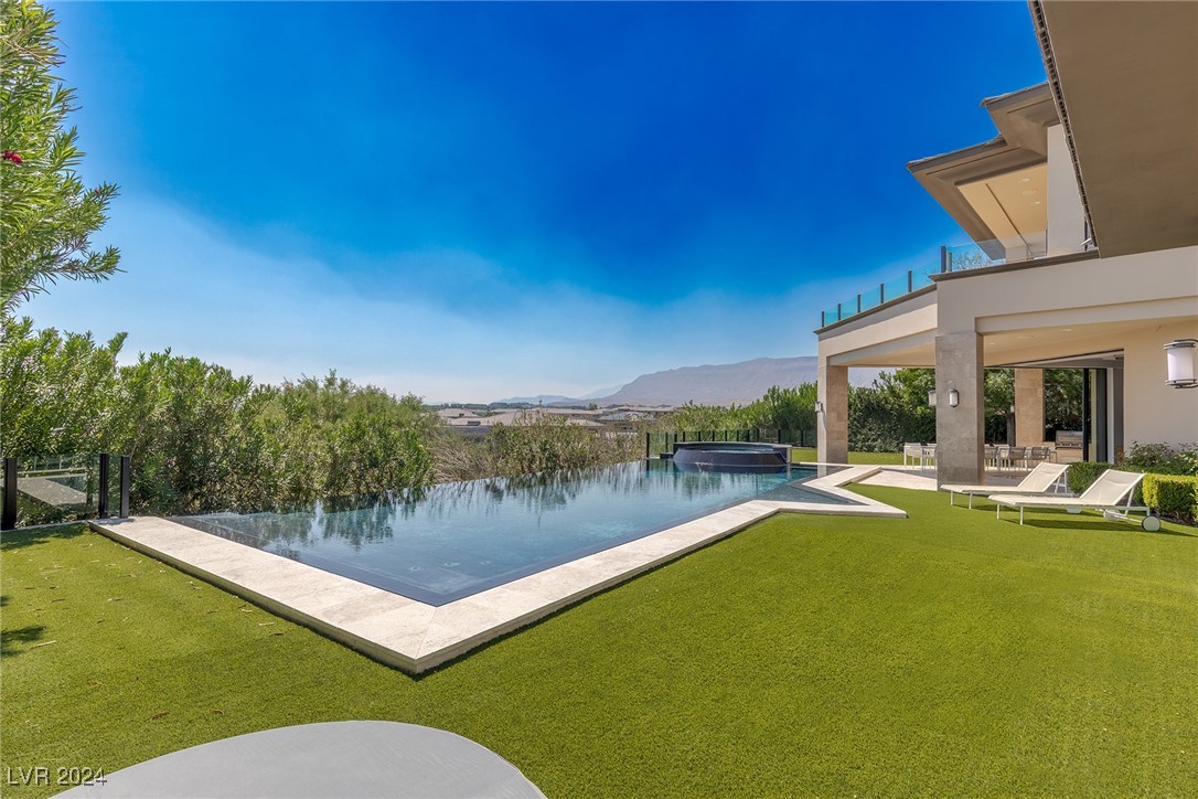 15 Meadowhawk Lane
