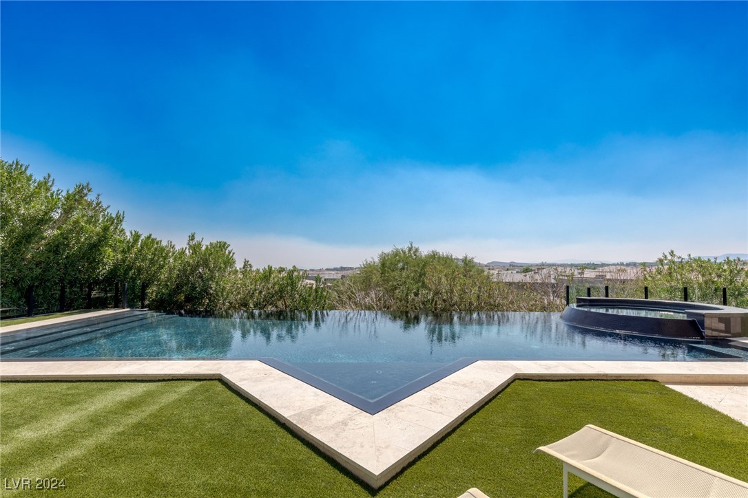 15 Meadowhawk Lane