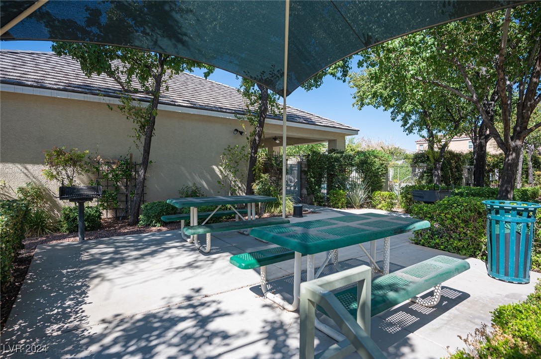 8237 Golden Flowers Street