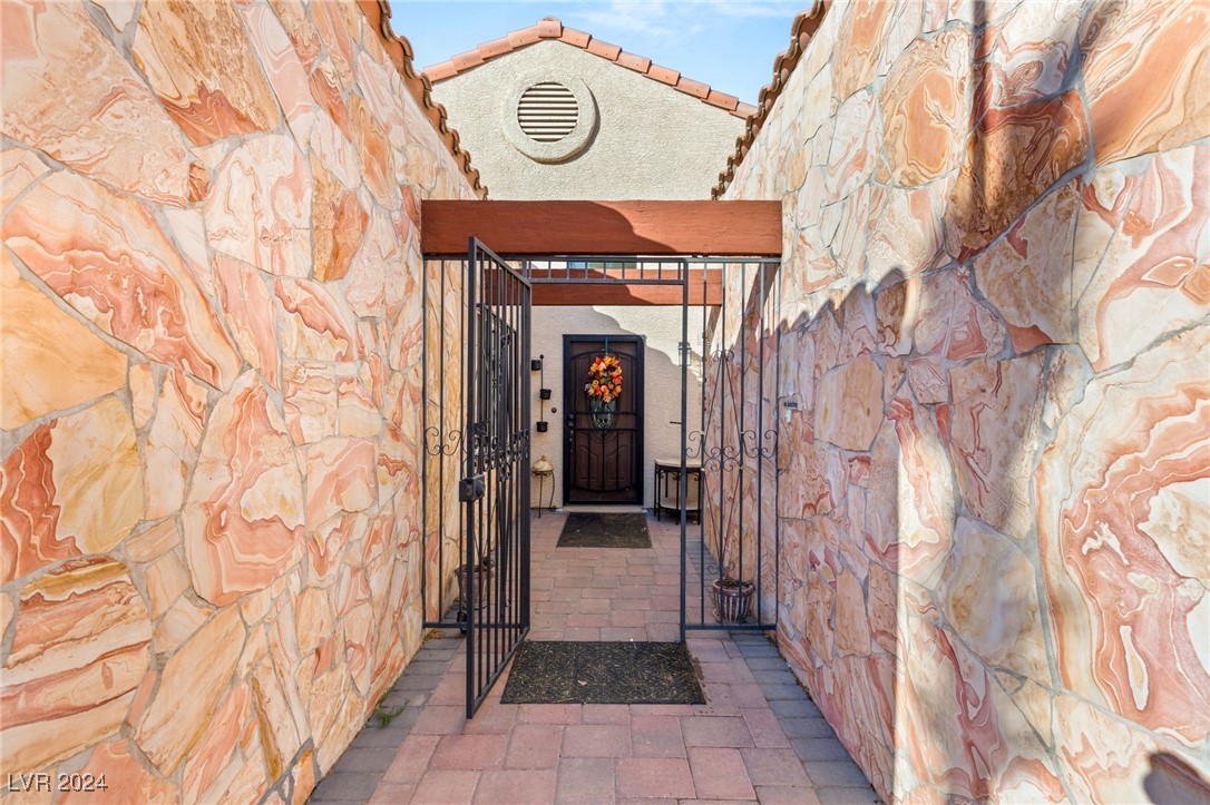 2708 Sidonia Avenue