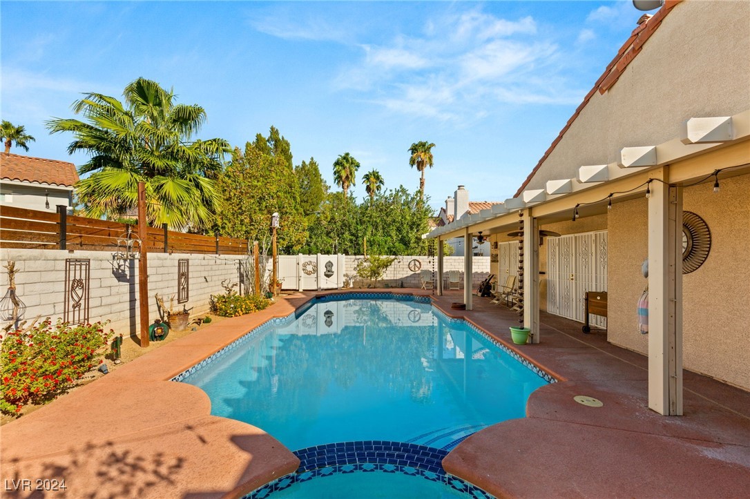 2708 Sidonia Avenue