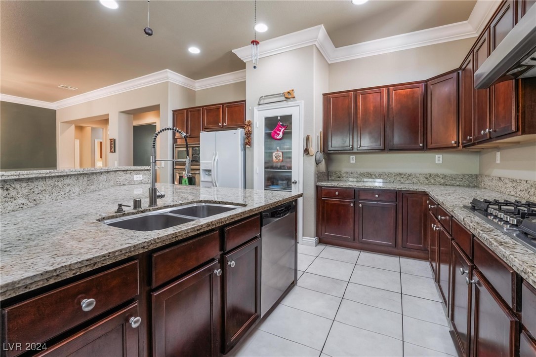 6904 Forest Gate Street