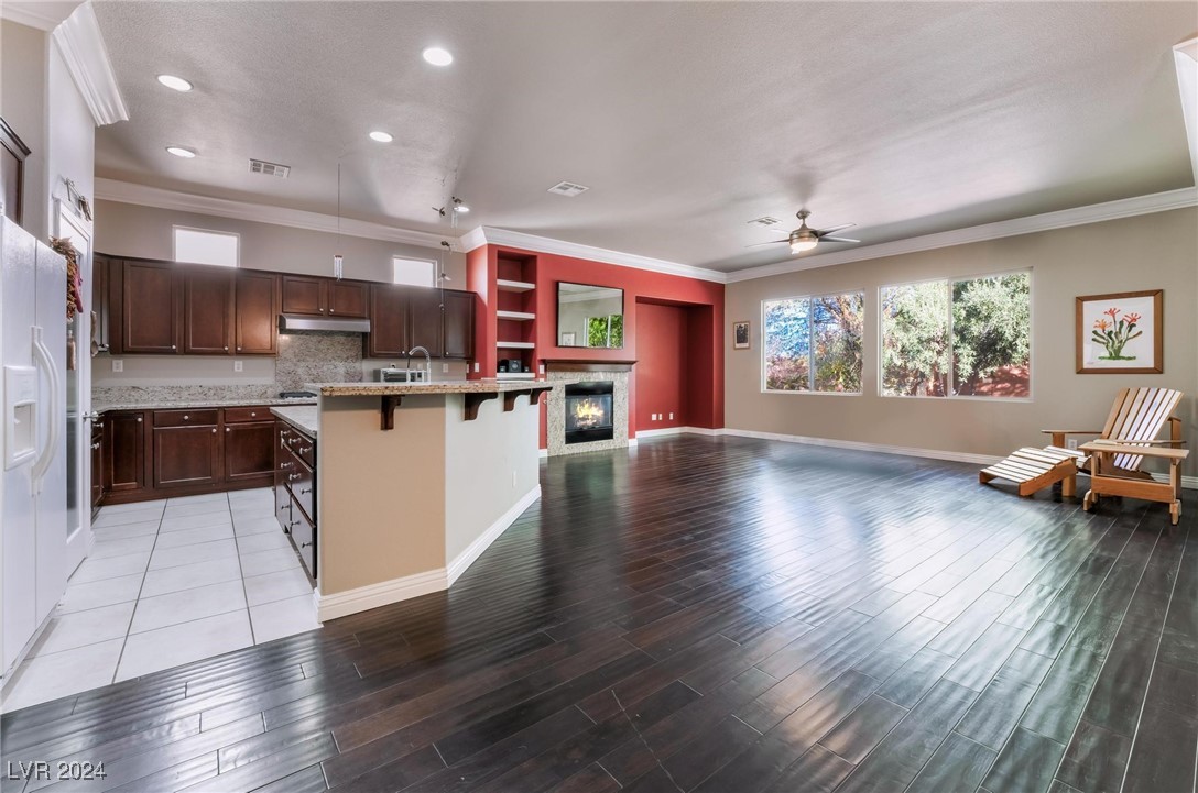 6904 Forest Gate Street