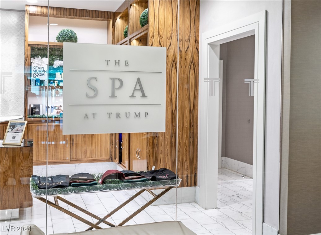 2000 North Fashion Show Drive 2416