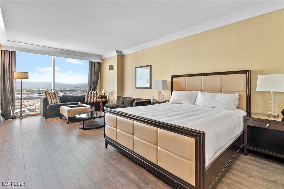 2000 North Fashion Show Drive 2416