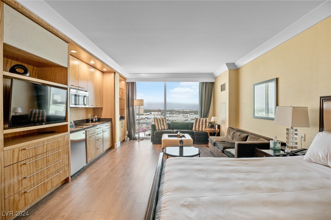 2000 North Fashion Show Drive 2416