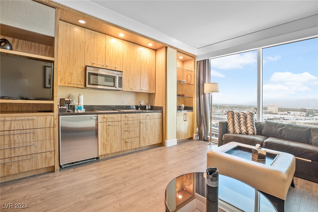 2000 North Fashion Show Drive 2416