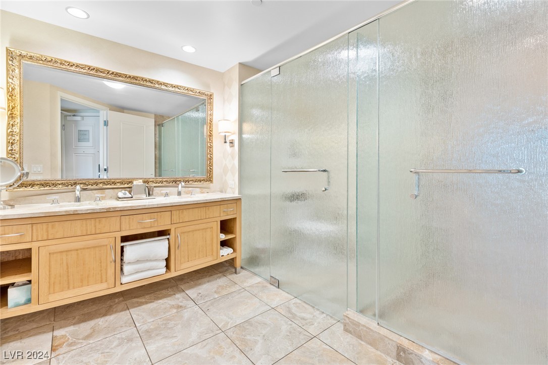 2000 North Fashion Show Drive 2416