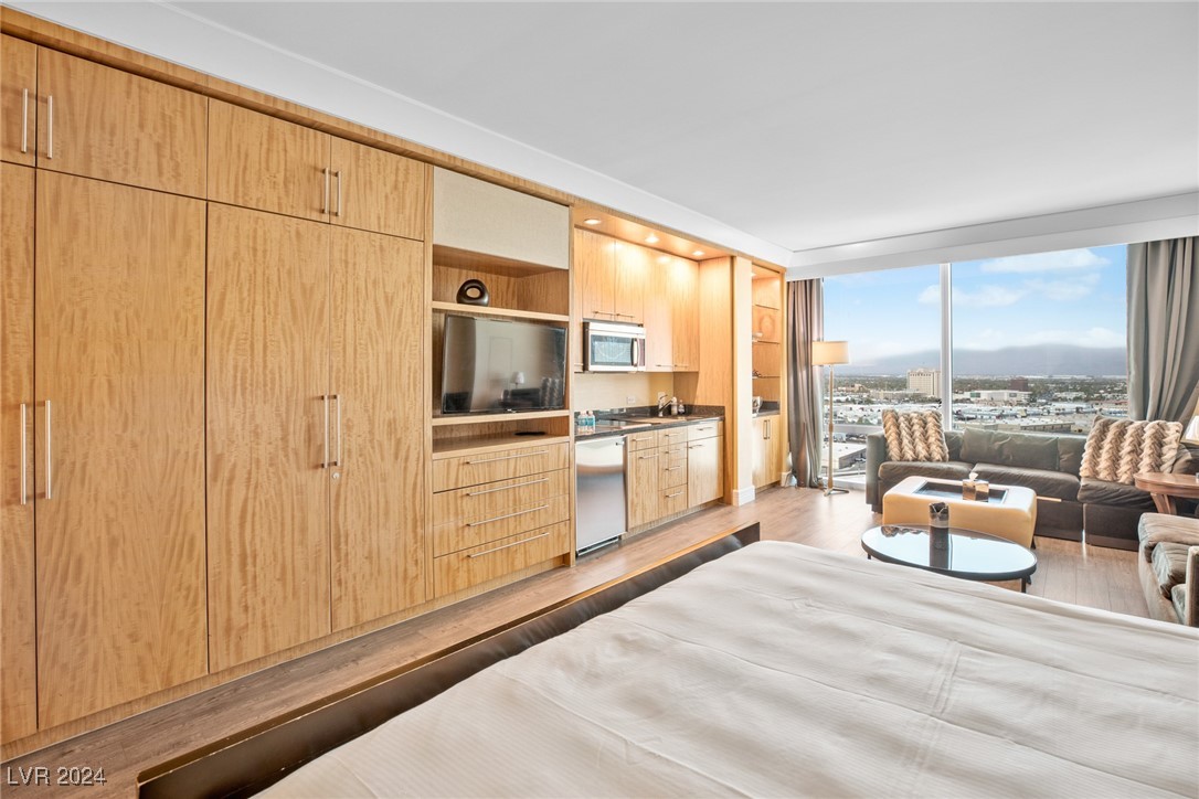 2000 North Fashion Show Drive 2416