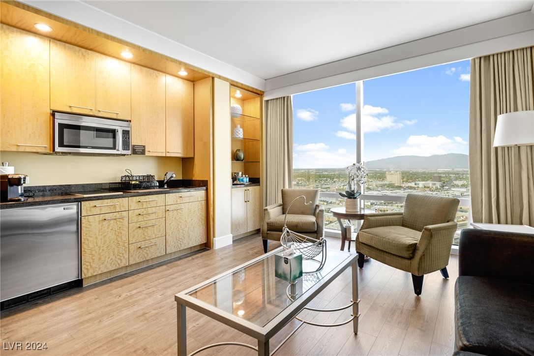 2000 North Fashion Show Drive 3514