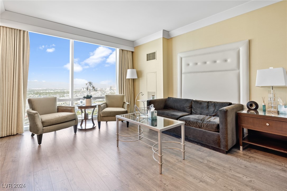 2000 North Fashion Show Drive 3514