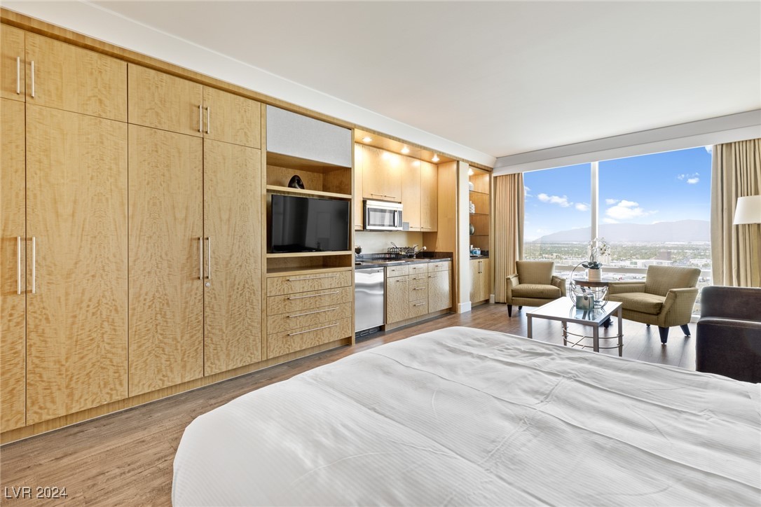 2000 North Fashion Show Drive 3514