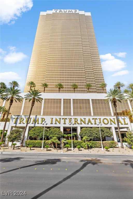 2000 North Fashion Show Drive 3514