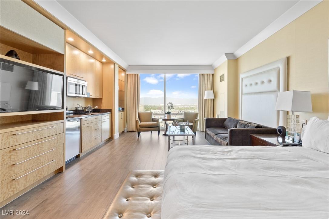 2000 North Fashion Show Drive 3514