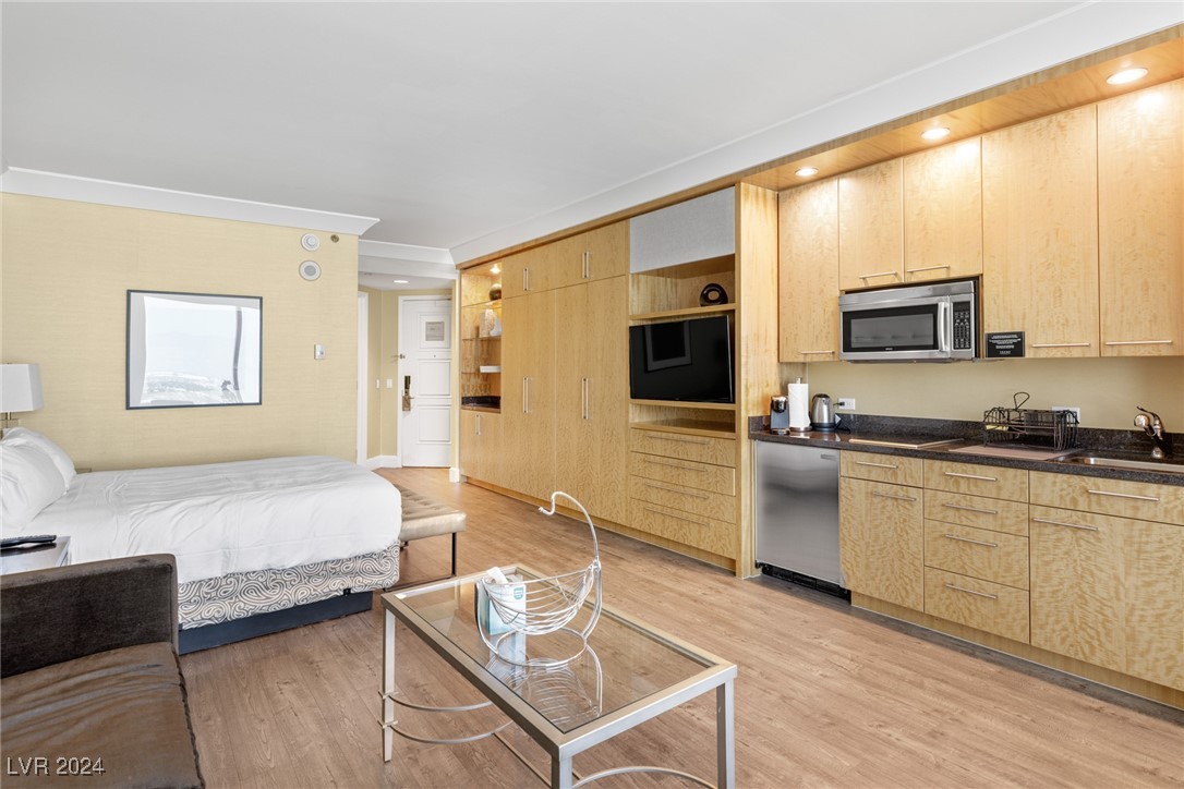 2000 North Fashion Show Drive 3514