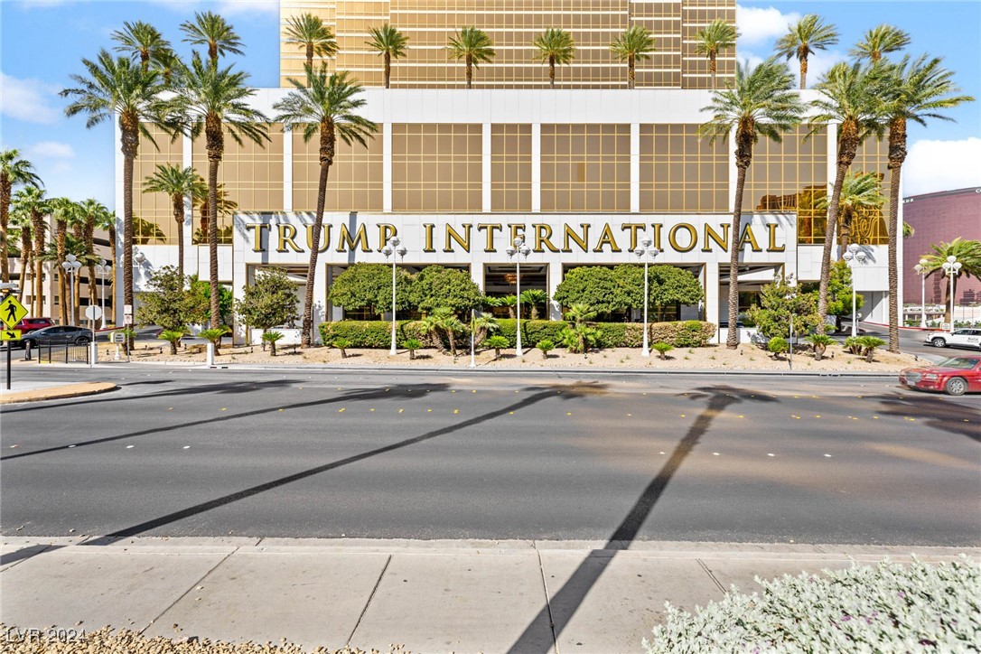 2000 North Fashion Show Drive 3514