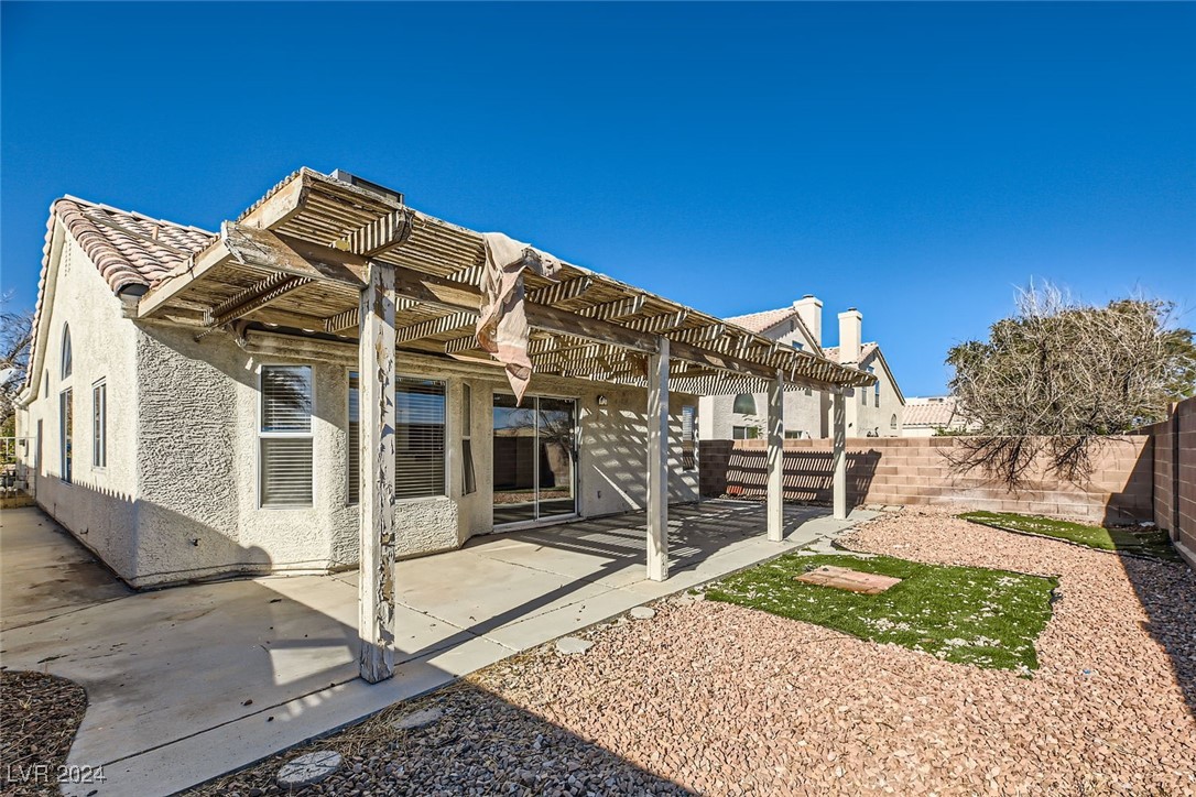 1904 Leaning Pine Way