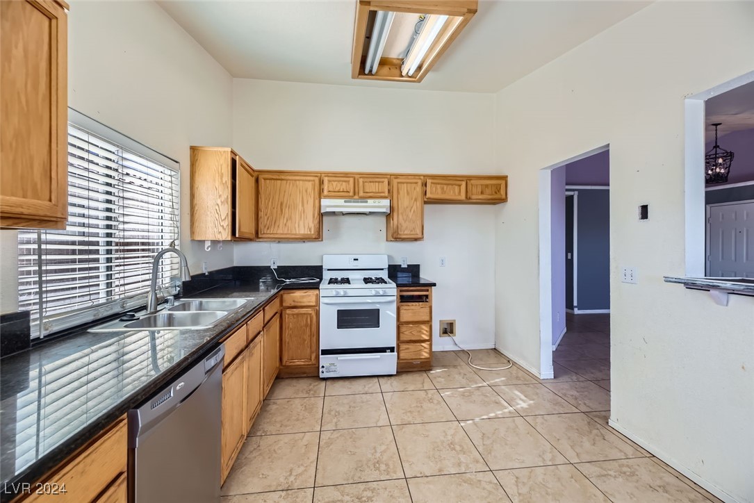 1904 Leaning Pine Way