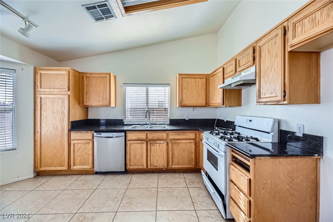 1904 Leaning Pine Way