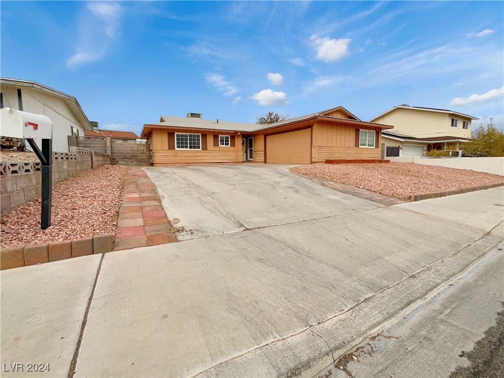 7704 Macaw Lane