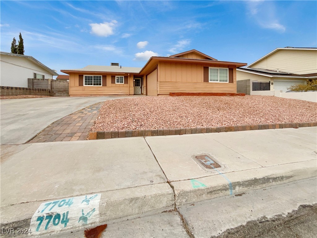 7704 Macaw Lane