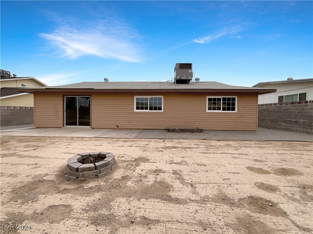 7704 Macaw Lane