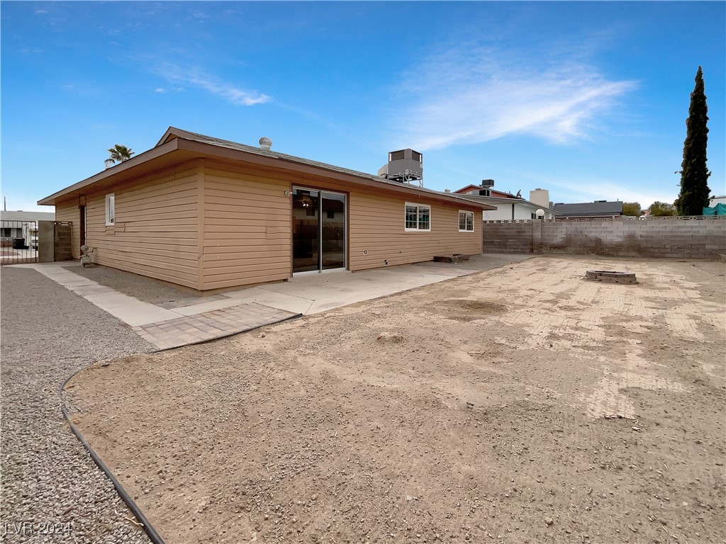 7704 Macaw Lane