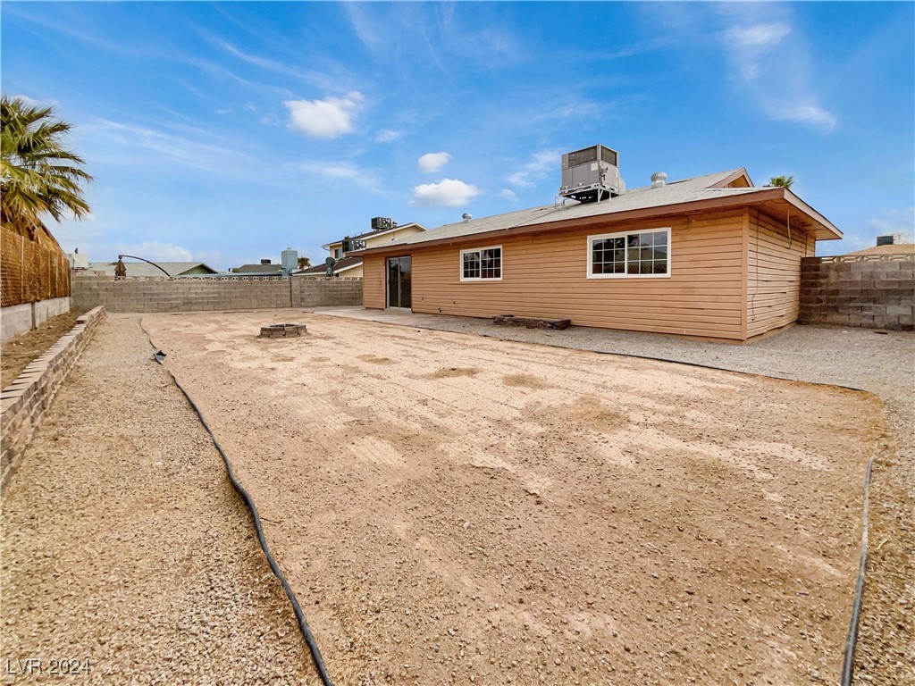 7704 Macaw Lane