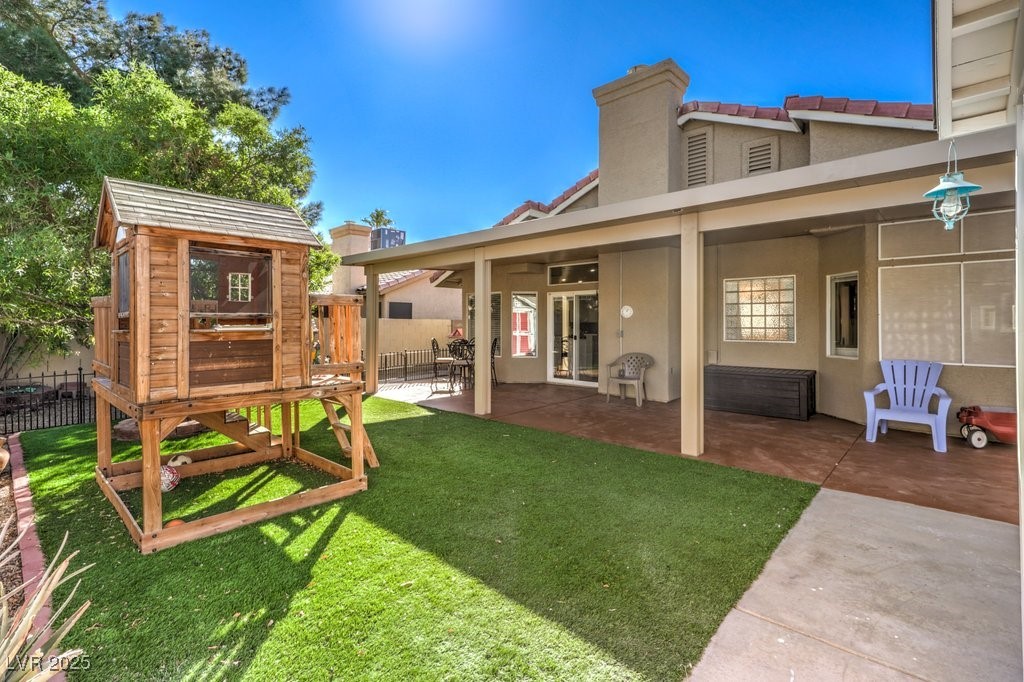 1806 Hollyberry Court