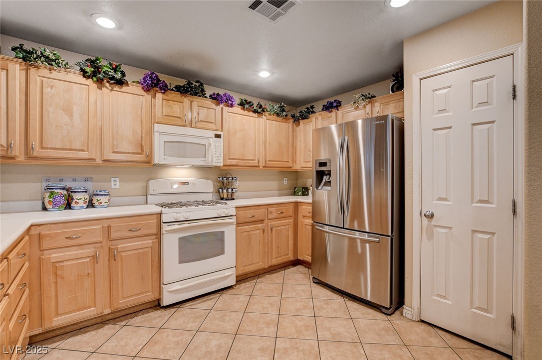 9322 Boulder Opal Avenue