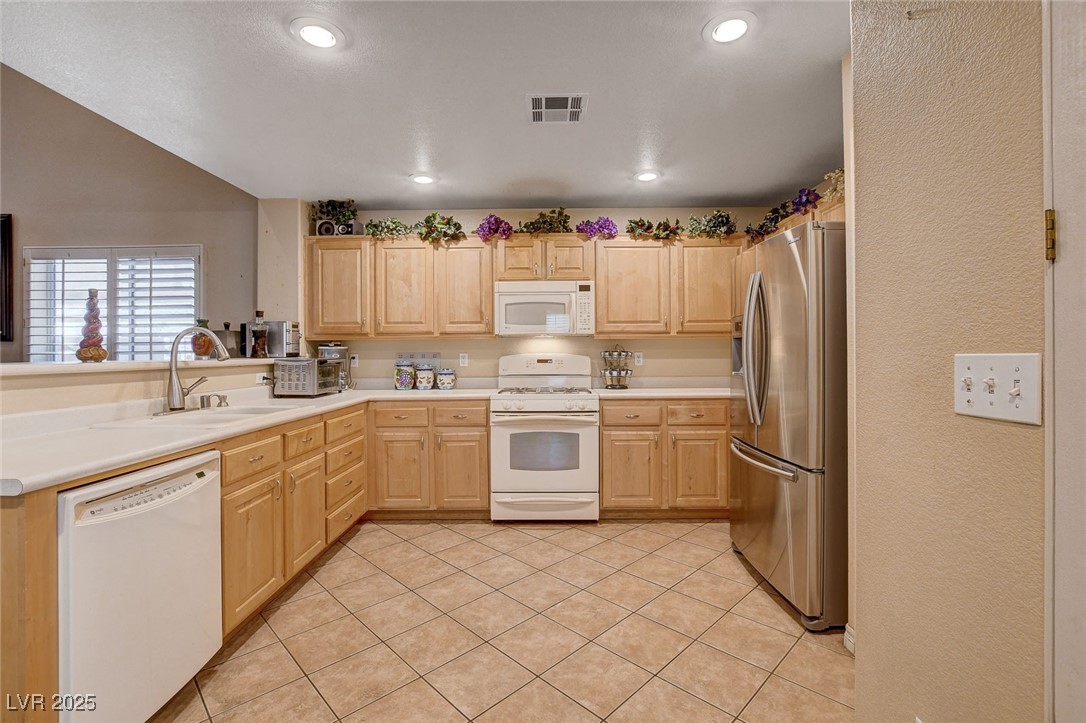 9322 Boulder Opal Avenue