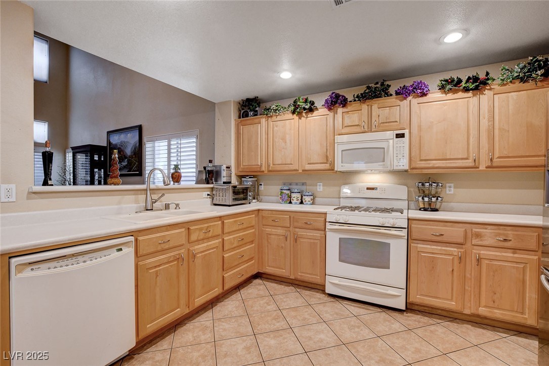 9322 Boulder Opal Avenue