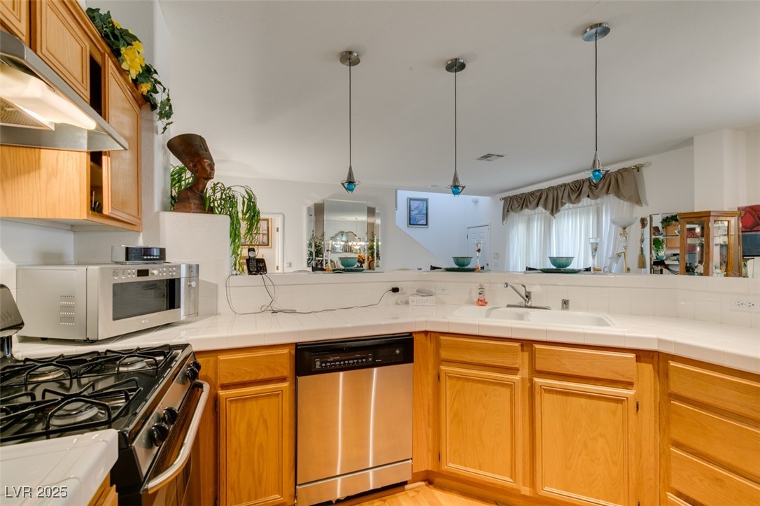 2050 Los Feliz Street 112