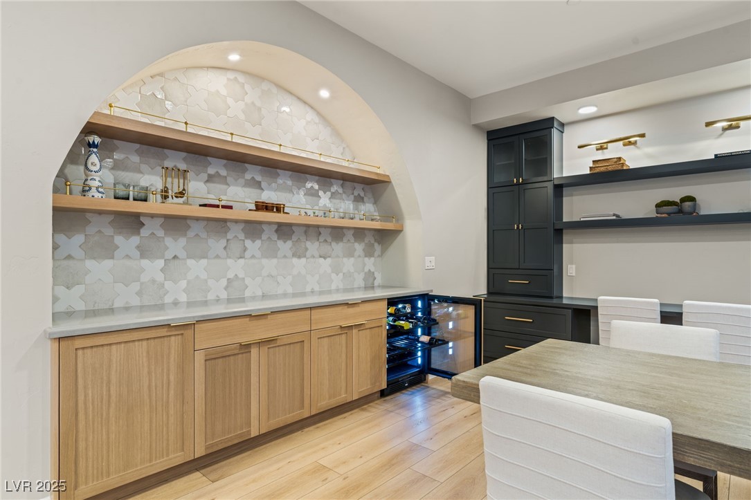 381 Cliff Terrace Avenue