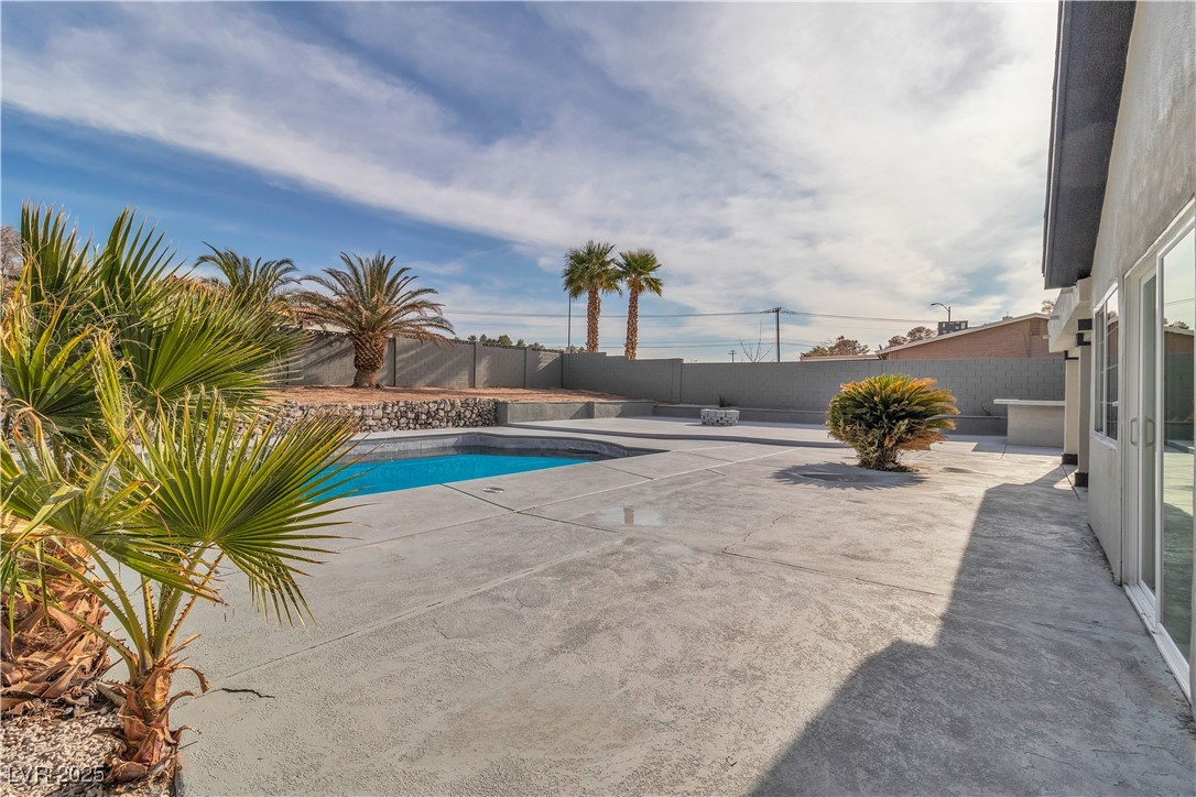 2749 Horseshoe Drive