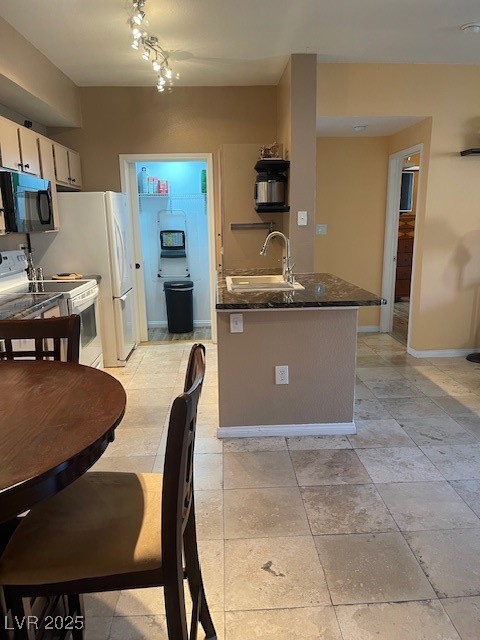 231 West Horizon Ridge Parkway 517