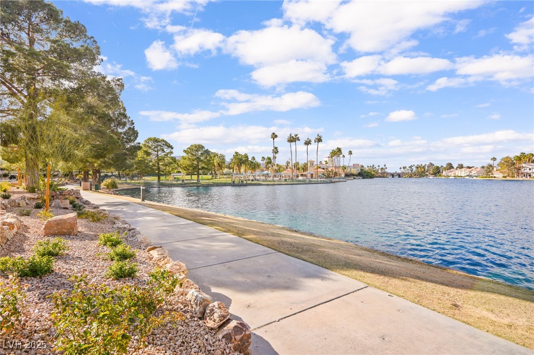 8117 Horizon Lake Drive