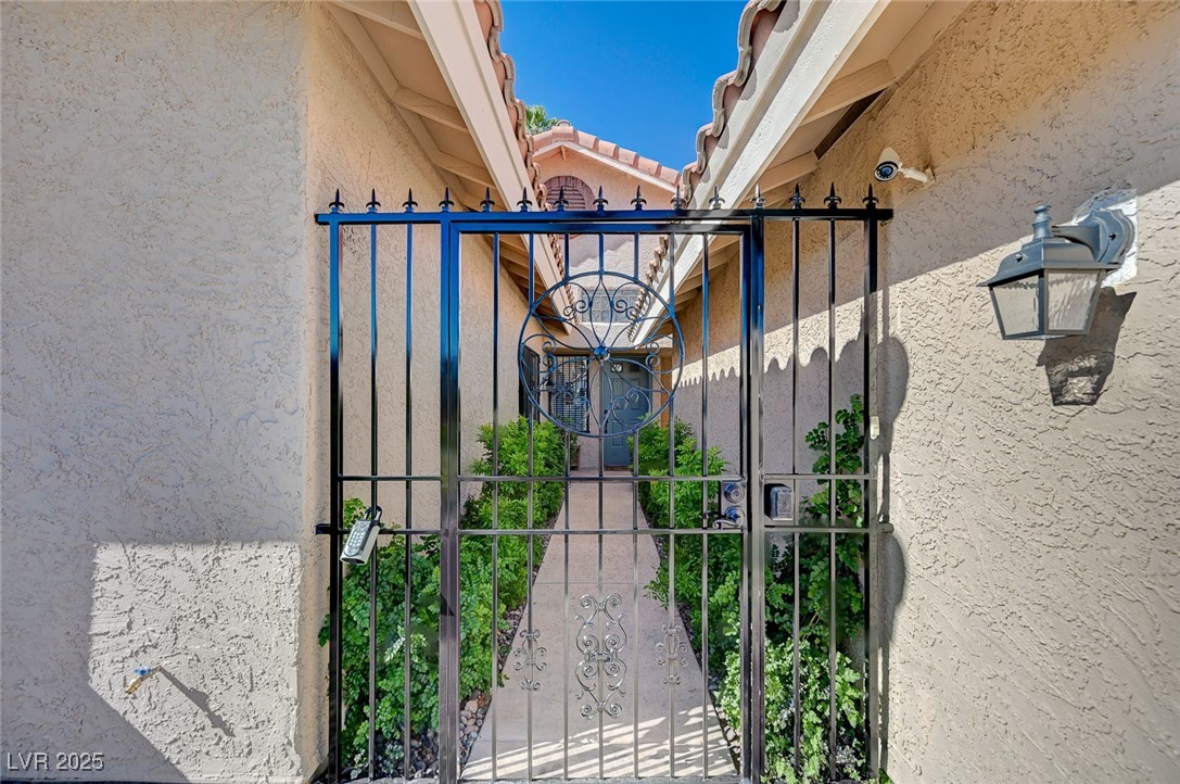 2704 Miraflores Avenue
