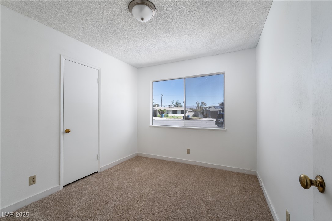 6121 Iris Circle