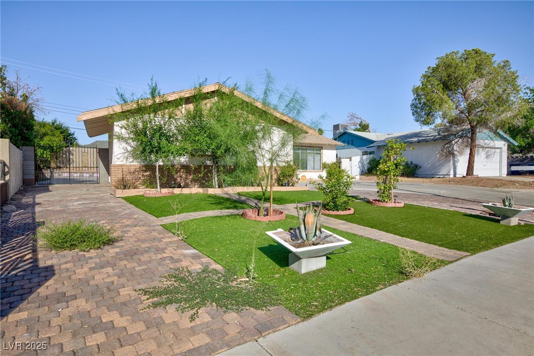 2112 Los Altos Street