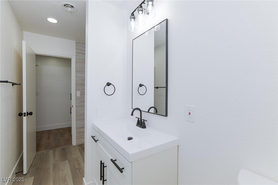 2112 Los Altos Street