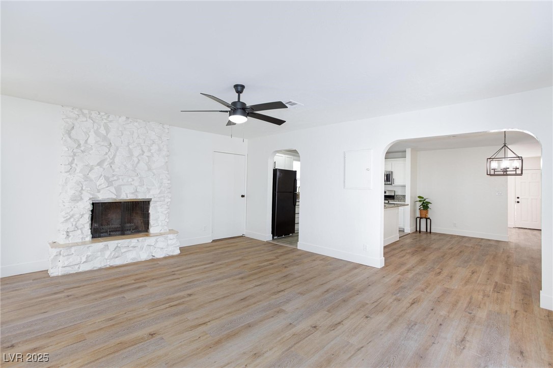 2112 Los Altos Street