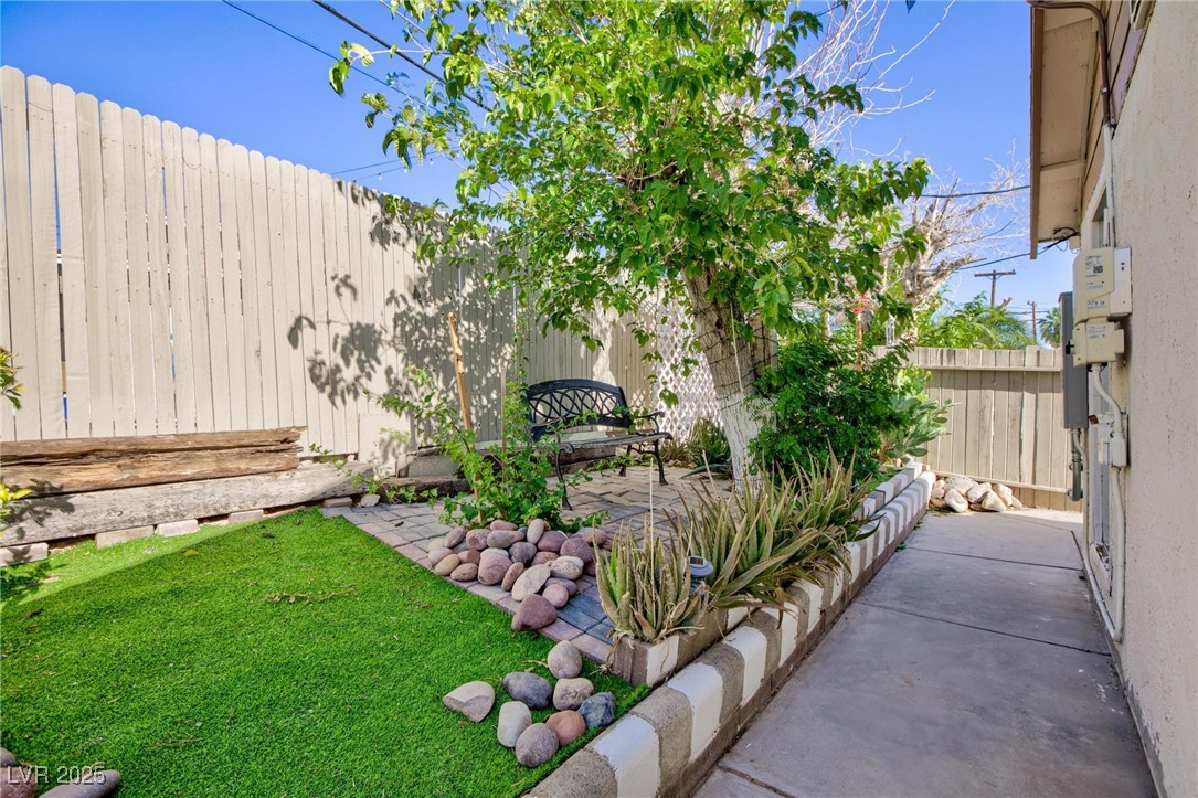 2112 Los Altos Street